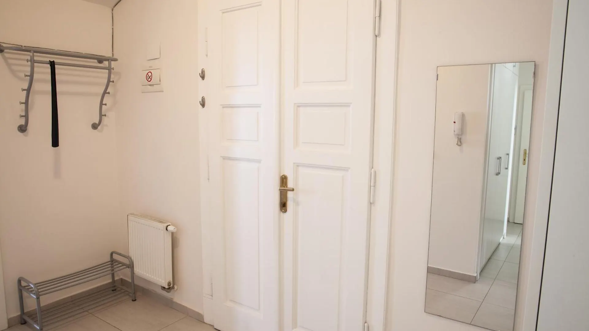 Spacious 2 Bedroom Apartment With Nice Terrace Prag