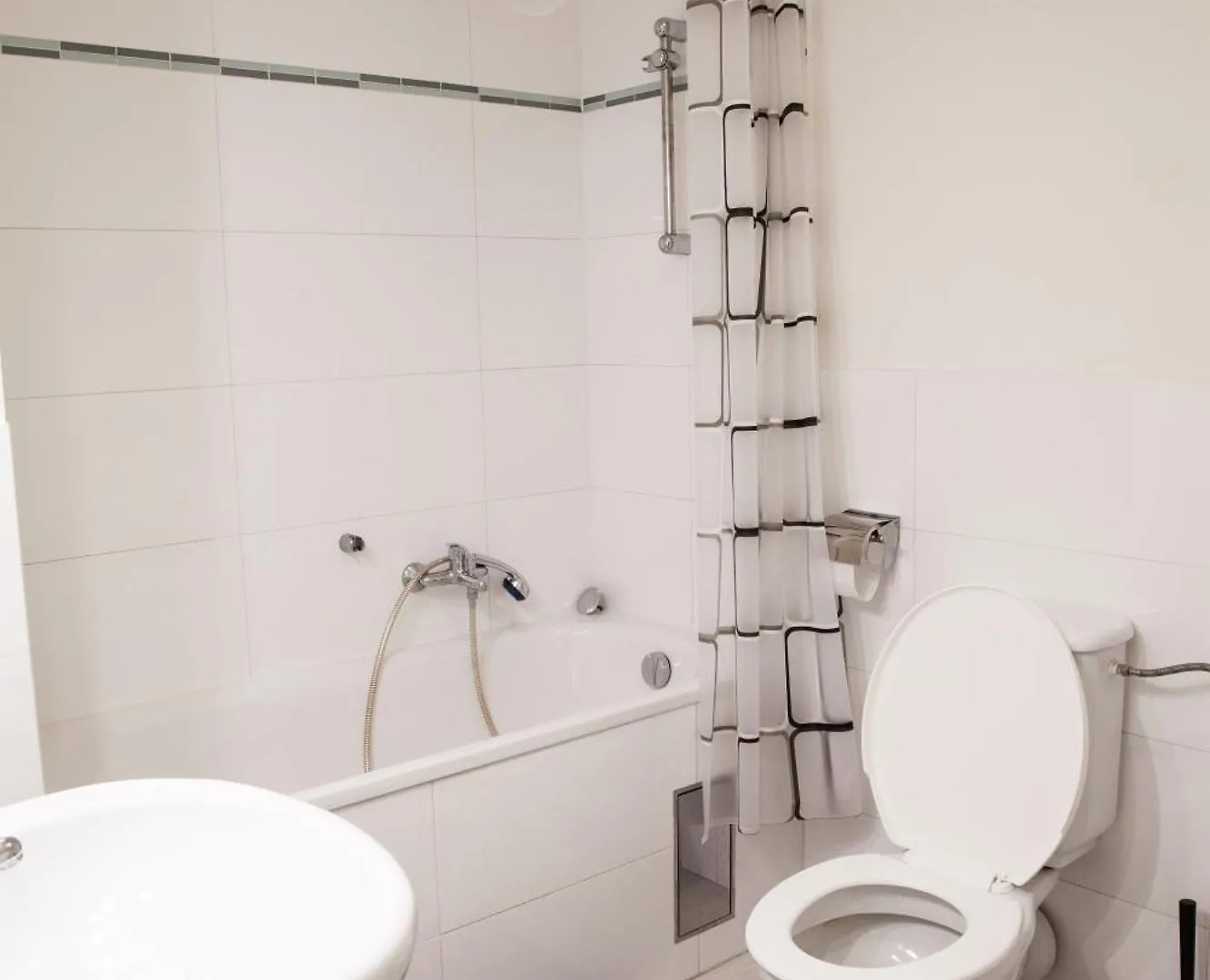 Spacious 2 Bedroom Apartment With Nice Terrace Prag