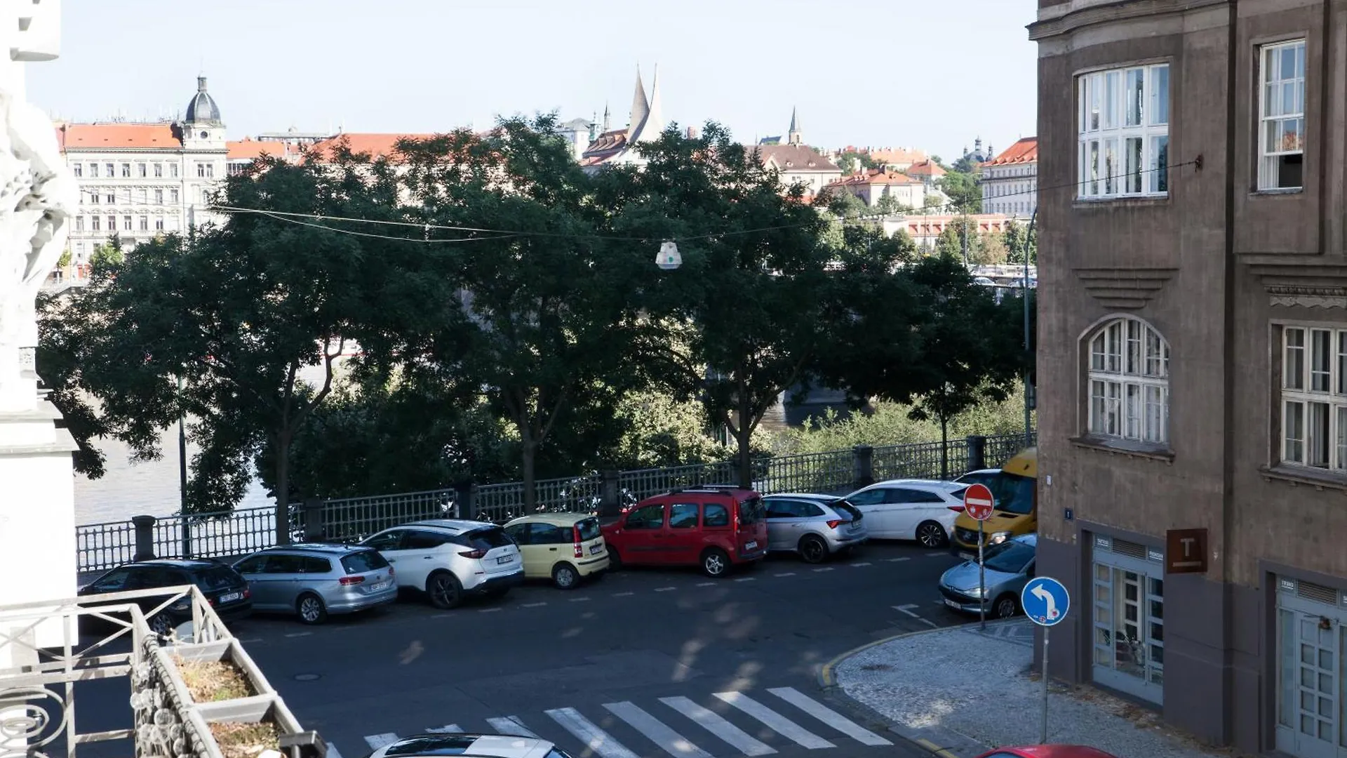 Spacious 2 Bedroom Apartment With Nice Terrace Prague
